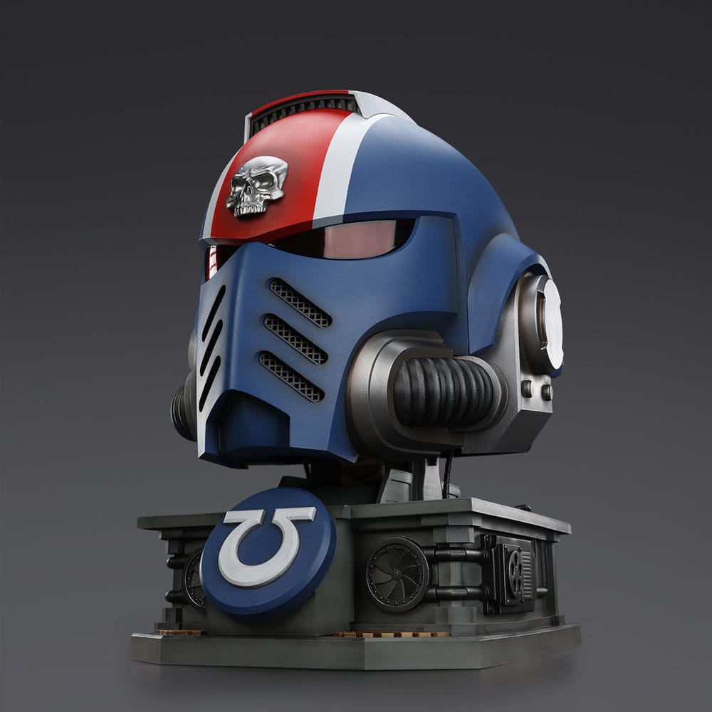 Warhammer 40,000: Space Marine 2 Replica Ultramarines Lieutenant Titus Hjälm med Displayställ 44 cm Joy Toy (CN)