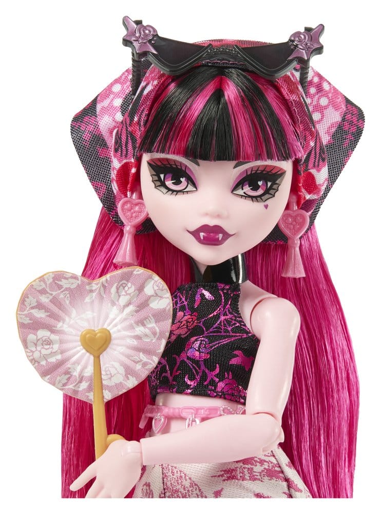 Monster High Skulltimate Secrets Doll Destination: Gore-geous Oasis - Draculaura