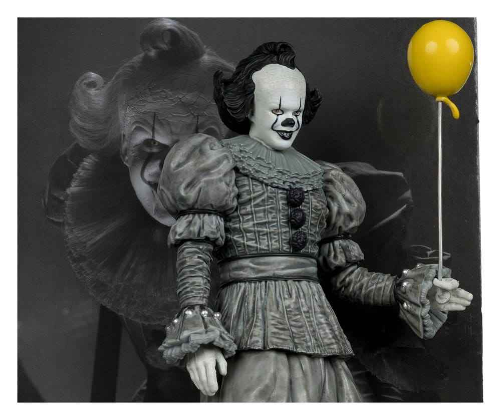 IT Welcome to Derry Movie Maniacs Figur Pennywise (Svart & Vit) 16 cm