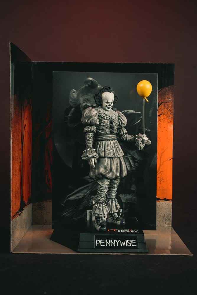 IT Welcome to Derry Movie Maniacs Figur Pennywise (Svart & Vit) 16 cm