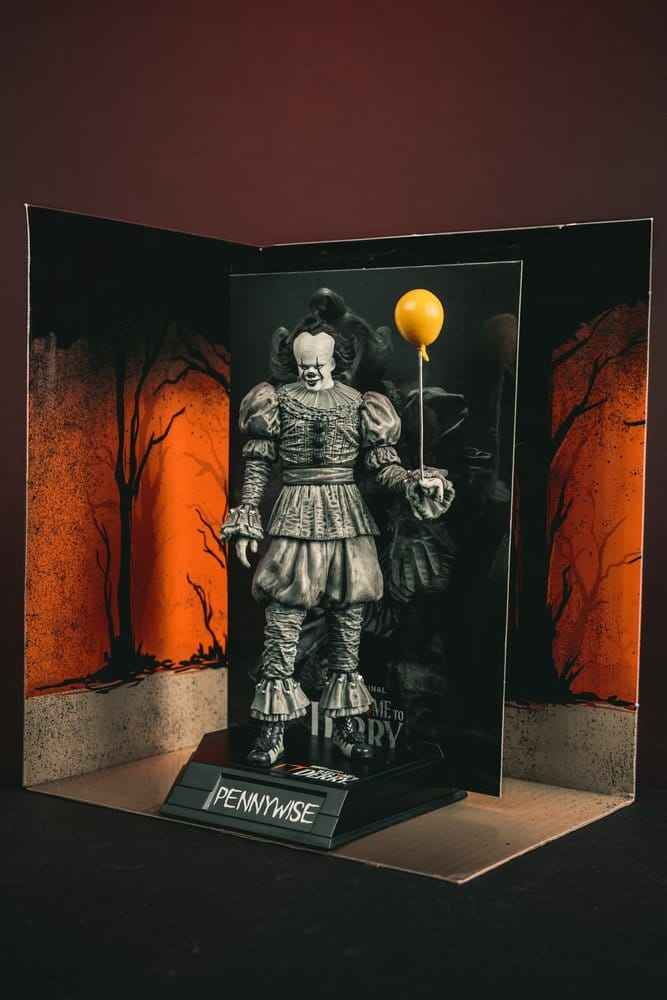 IT Welcome to Derry Movie Maniacs Figur Pennywise (Svart & Vit) 16 cm