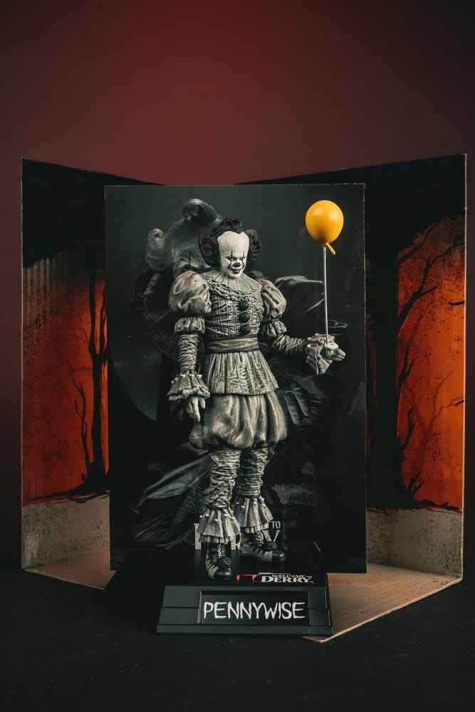 IT Welcome to Derry Movie Maniacs Figur Pennywise (Svart & Vit) 16 cm