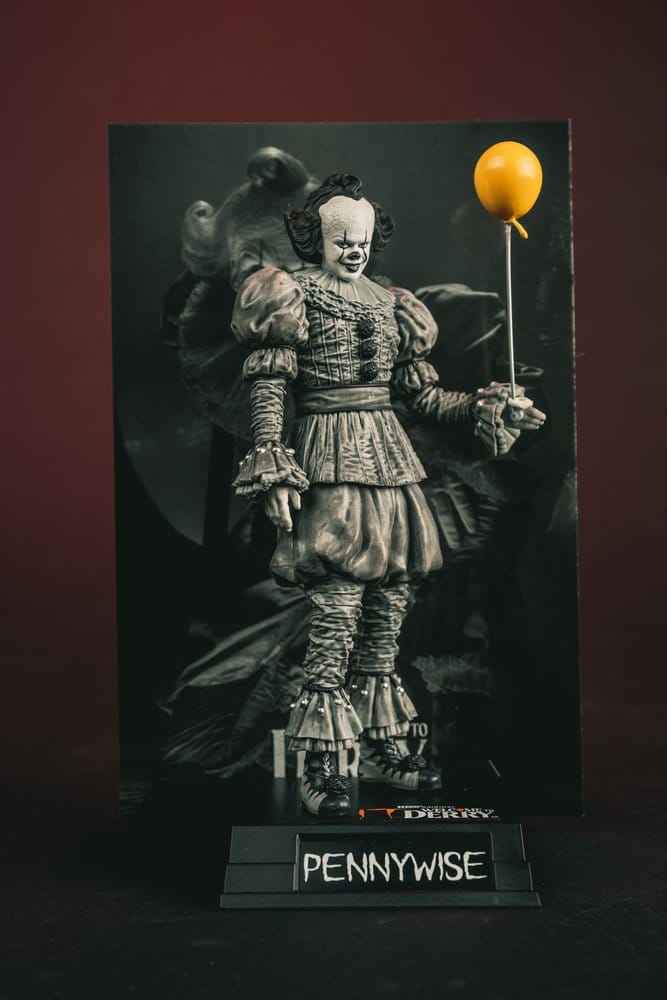 IT Welcome to Derry Movie Maniacs Figur Pennywise (Svart & Vit) 16 cm