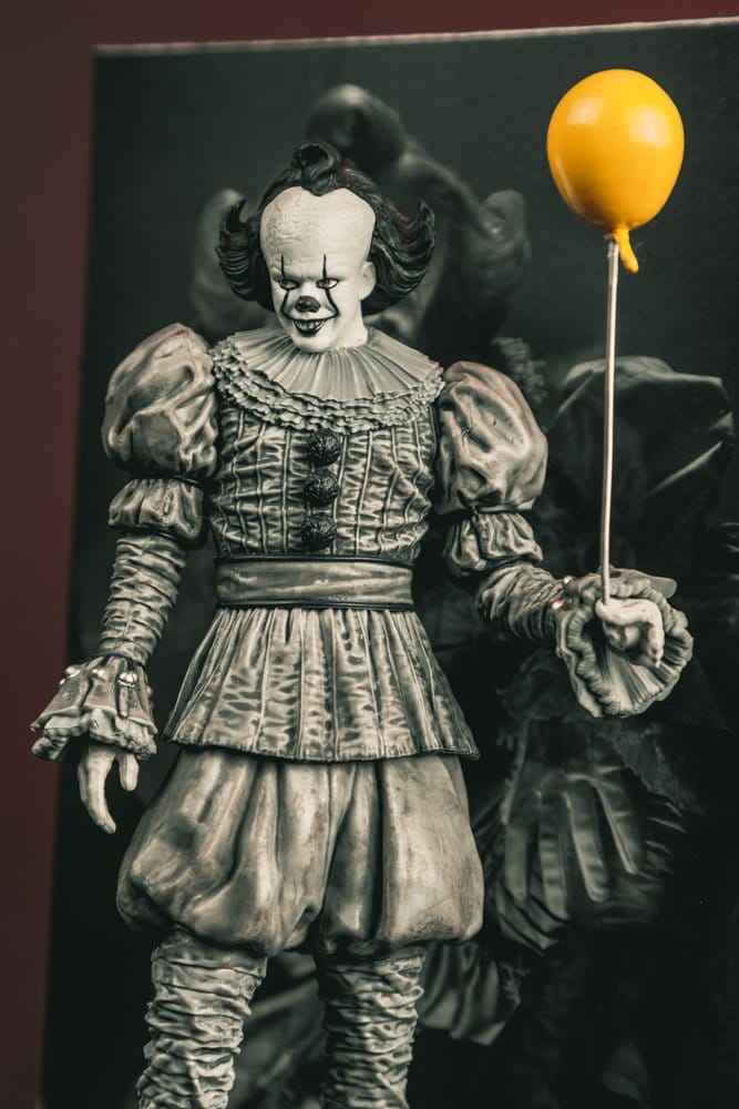 IT Welcome to Derry Movie Maniacs Figur Pennywise (Svart & Vit) 16 cm