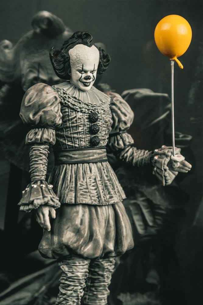 IT Welcome to Derry Movie Maniacs Figur Pennywise (Svart & Vit) 16 cm
