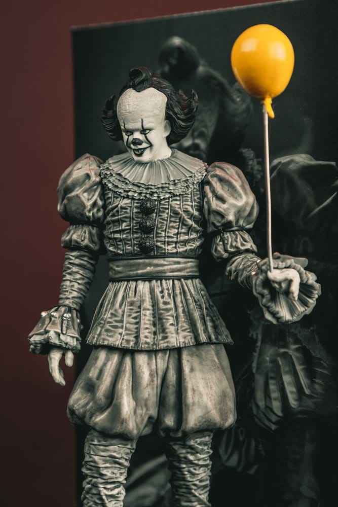 IT Welcome to Derry Movie Maniacs Figur Pennywise (Svart & Vit) 16 cm