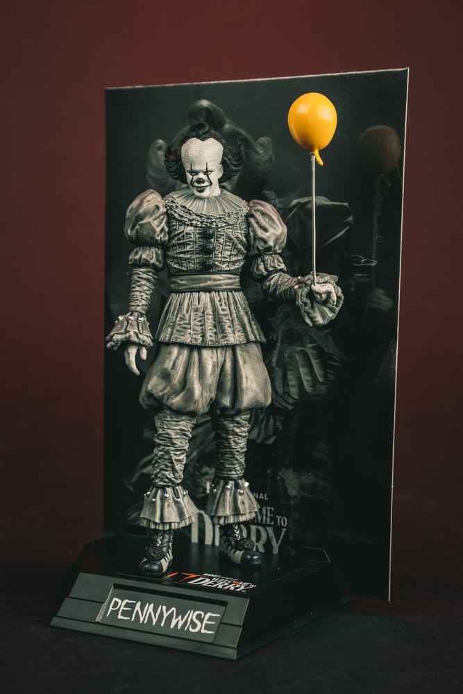 IT Welcome to Derry Movie Maniacs Figur Pennywise (Svart & Vit) 16 cm