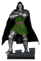 Marvel 1/6 Figur Doctor Doom (Doctor Doom #1) 28 cm – Samlarfigur med Miljöbas och Illustrerad Bakgrund