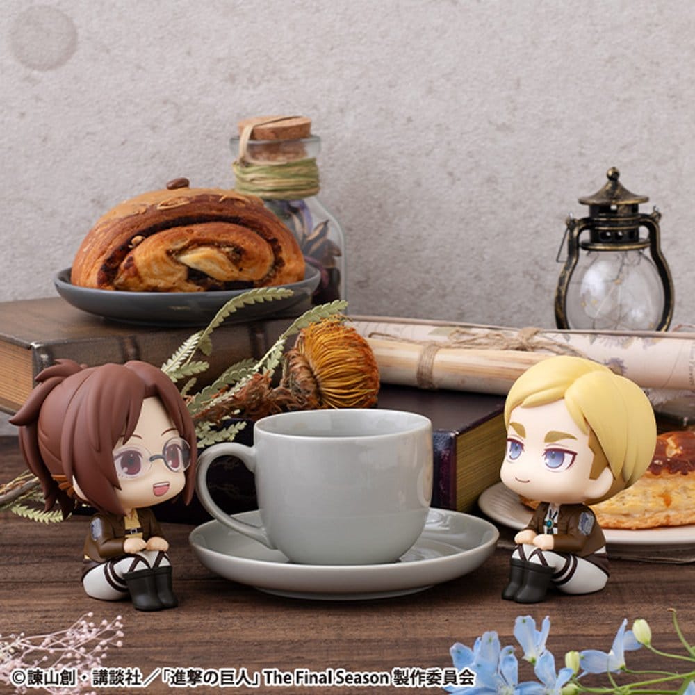 Attack on Titan Look Up PVC Figurer Hange Zoe & Erwin Smith (med present) 11 cm Megahouse