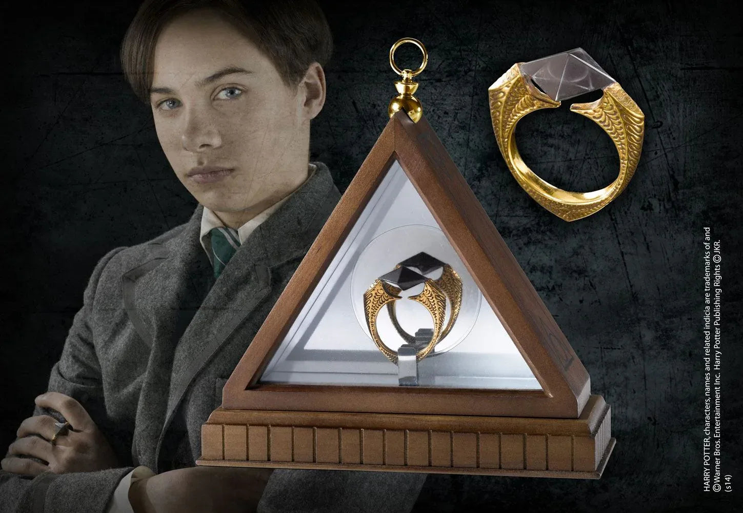 Harry Potter Replica 1/1 Lord Voldemorts Horcrux Ring (Guldpläterad) Noble Collection