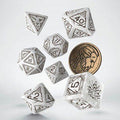 The Witcher Geralt Tärningsuppsättning - 7 Polyhedral Tärningar & Mynt Q Workshop