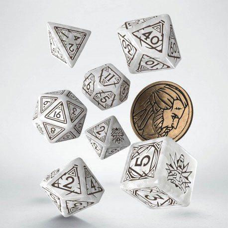 The Witcher Geralt Tärningsuppsättning - 7 Polyhedral Tärningar & Mynt Q Workshop