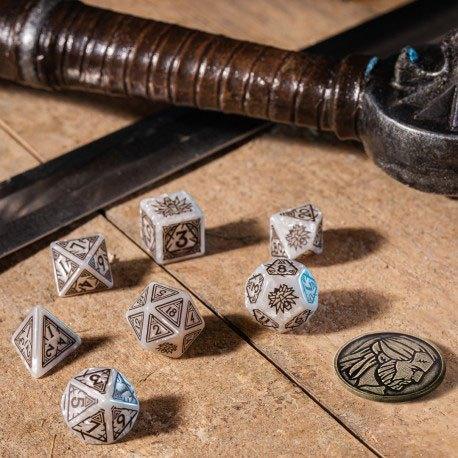 The Witcher Geralt Tärningsuppsättning - 7 Polyhedral Tärningar & Mynt Q Workshop
