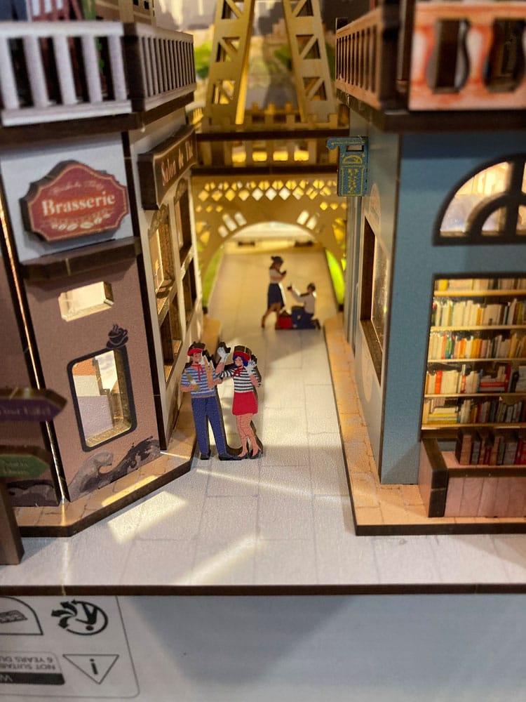 Paris Tiny Adventures Bokhylla Mini Diorama 23 cm Revell