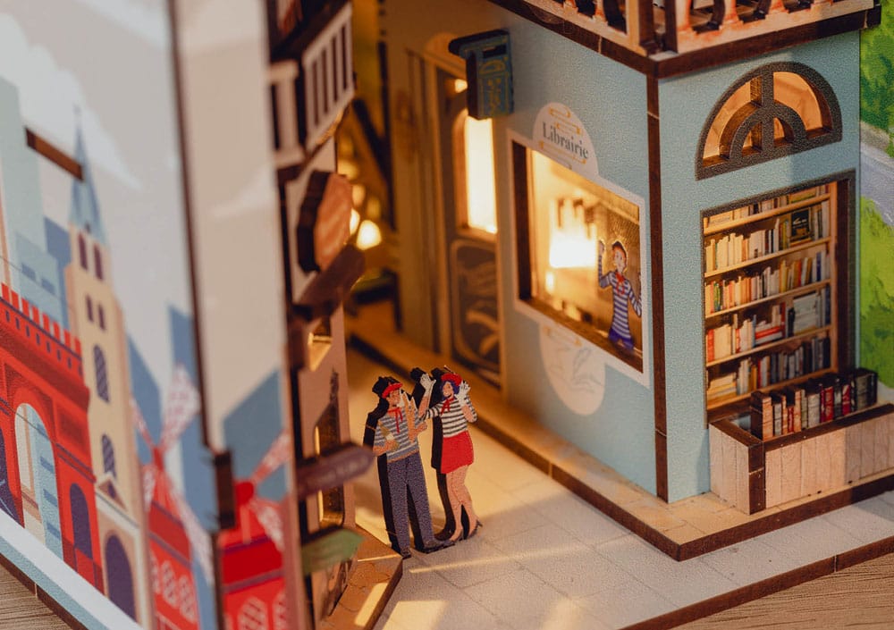 Paris Tiny Adventures Bokhylla Mini Diorama 23 cm Revell