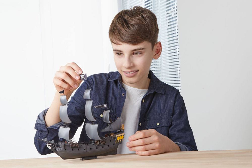 Pirates of the Caribbean Black Pearl Modellkit 1/150 Revell