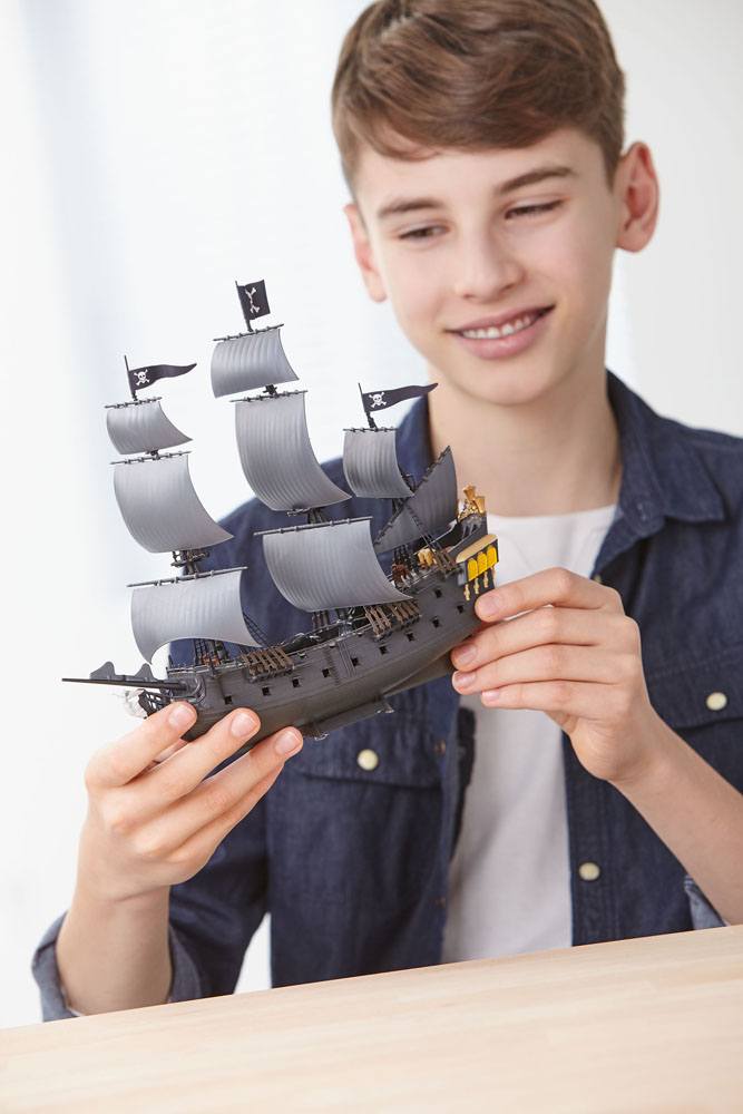 Pirates of the Caribbean Black Pearl Modellkit 1/150 Revell