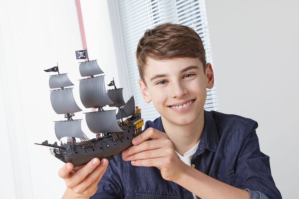 Pirates of the Caribbean Black Pearl Modellkit 1/150 Revell