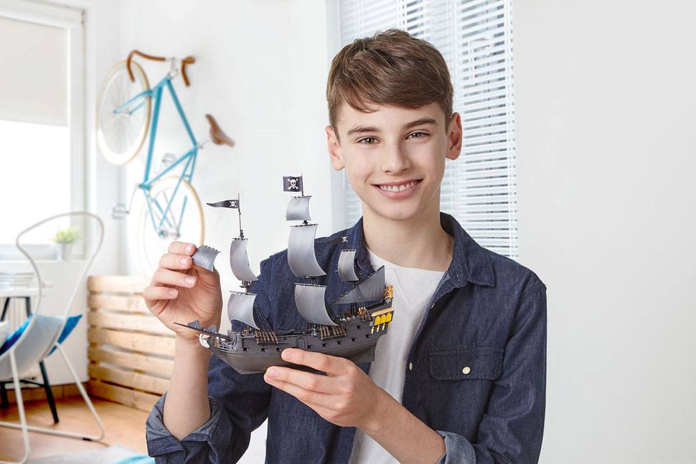 Pirates of the Caribbean Black Pearl Modellkit 1/150 Revell