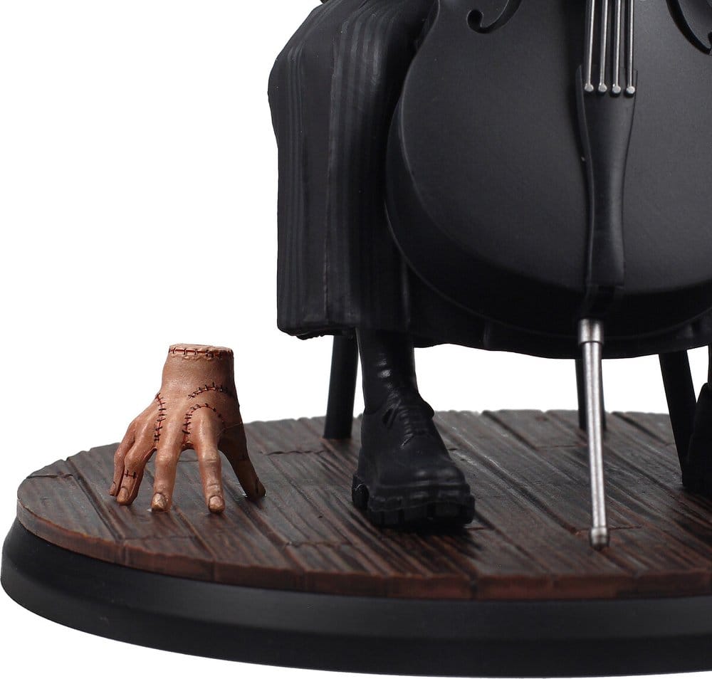 Wednesday-figur med cello och symbolisk nyckelring, 20 cm