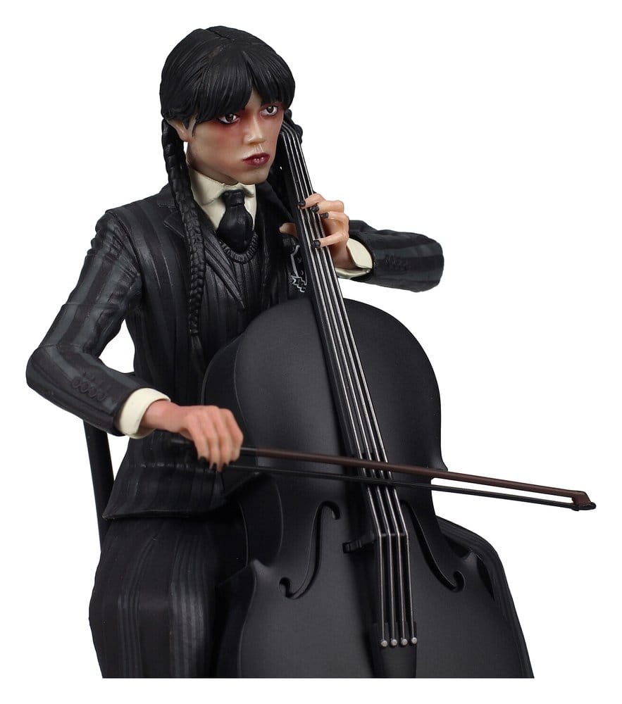 Wednesday-figur med cello och symbolisk nyckelring, 20 cm